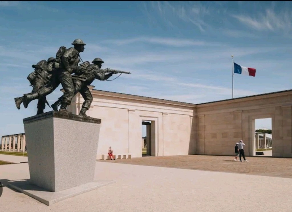 Découvrez le gîte Gold Beach - Logis des Hirondelles à Ver-sur-Mer en Normandie. Cette charmante maison de 100m² accueille jusqu'à 8 personnes et dispose d'un jardin et d'un parking privé. Situé au cœur des plages du débarquement, c'est le lieu idéal pour un séjour historique et reposant. Réservez dès maintenant