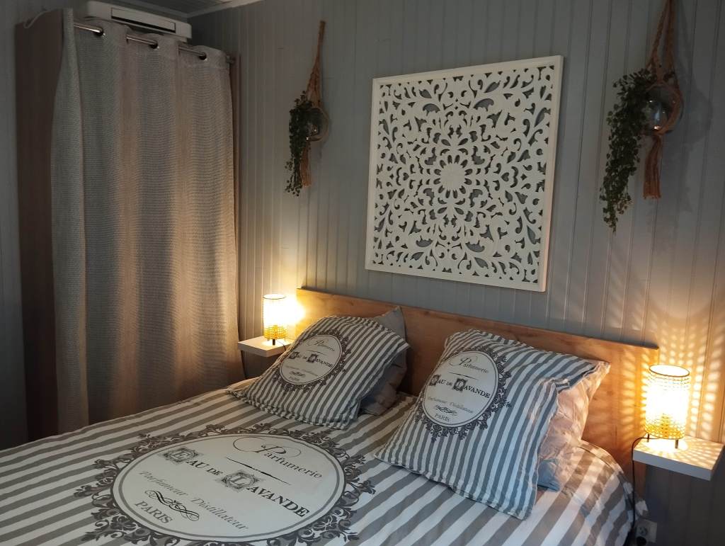 Découvrez le gîte Gold Beach - Logis des Hirondelles à Ver-sur-Mer en Normandie. Cette charmante maison de 100m² accueille jusqu'à 8 personnes et dispose d'un jardin et d'un parking privé. Situé au cœur des plages du débarquement, c'est le lieu idéal pour un séjour historique et reposant. Réservez dès maintenant