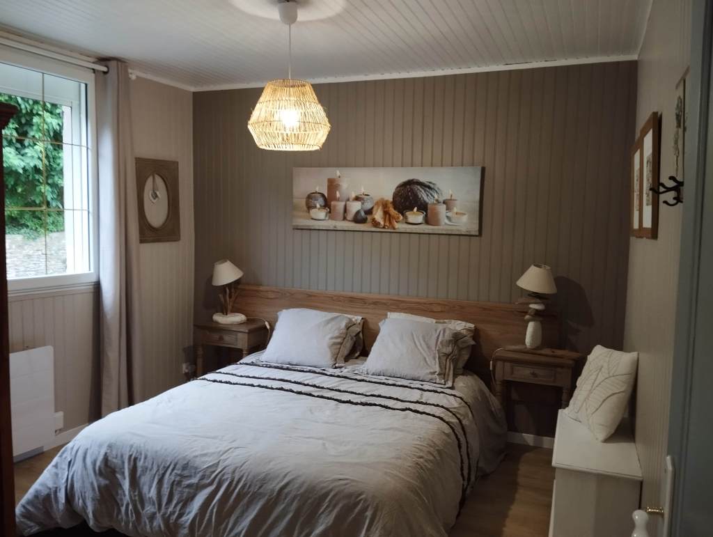 Découvrez le gîte Gold Beach - Logis des Hirondelles à Ver-sur-Mer en Normandie. Cette charmante maison de 100m² accueille jusqu'à 8 personnes et dispose d'un jardin et d'un parking privé. Situé au cœur des plages du débarquement, c'est le lieu idéal pour un séjour historique et reposant. Réservez dès maintenant